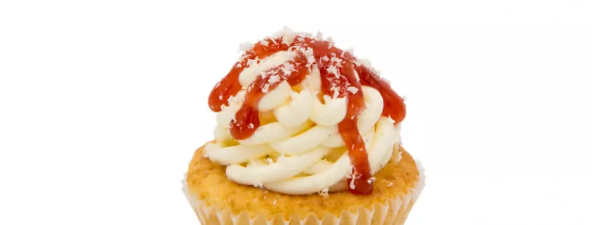 Spaghetti-Eis: Vanille Cupcake & Vanille Creme mit Erdbeeren
