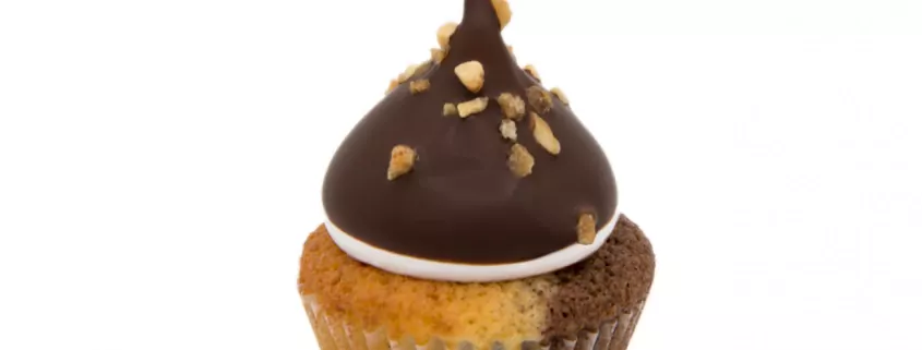Spree-Welle: Marmor-Kirsch Cupcake & luftige Schoko-Krokant Haube Berlin Cupcakes