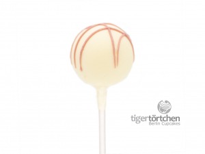 Ein Red-Velvet Kuchen mit weißer Schokoladen Hülle und velvet Streifen aus der tigertörtchen Manufaktur in Berlin
