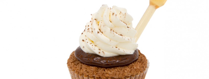 Schoko-Nuss Cupcake & sahnigem Creme Topping mit Rum Infusion