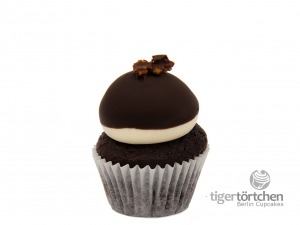 24_Logo_CC_Boston-Cream Boston-Cream: Schokoladen Cupcake & Vanille-Milch Creme mit Schoko Knusper Haube