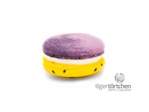 Macaron mit einer Füllung aus weißer Schokolade, Vanille und Maracuja
