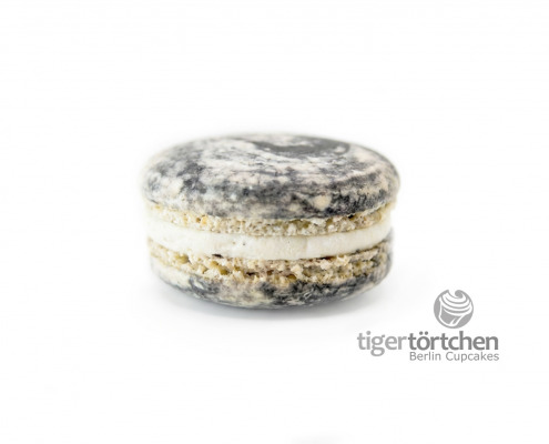 Macaron mit einer Füllung aus Vanille & geröstetem schwarzem Sesam