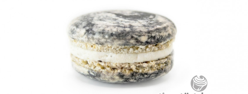 Macaron mit einer Füllung aus Vanille & geröstetem schwarzem Sesam