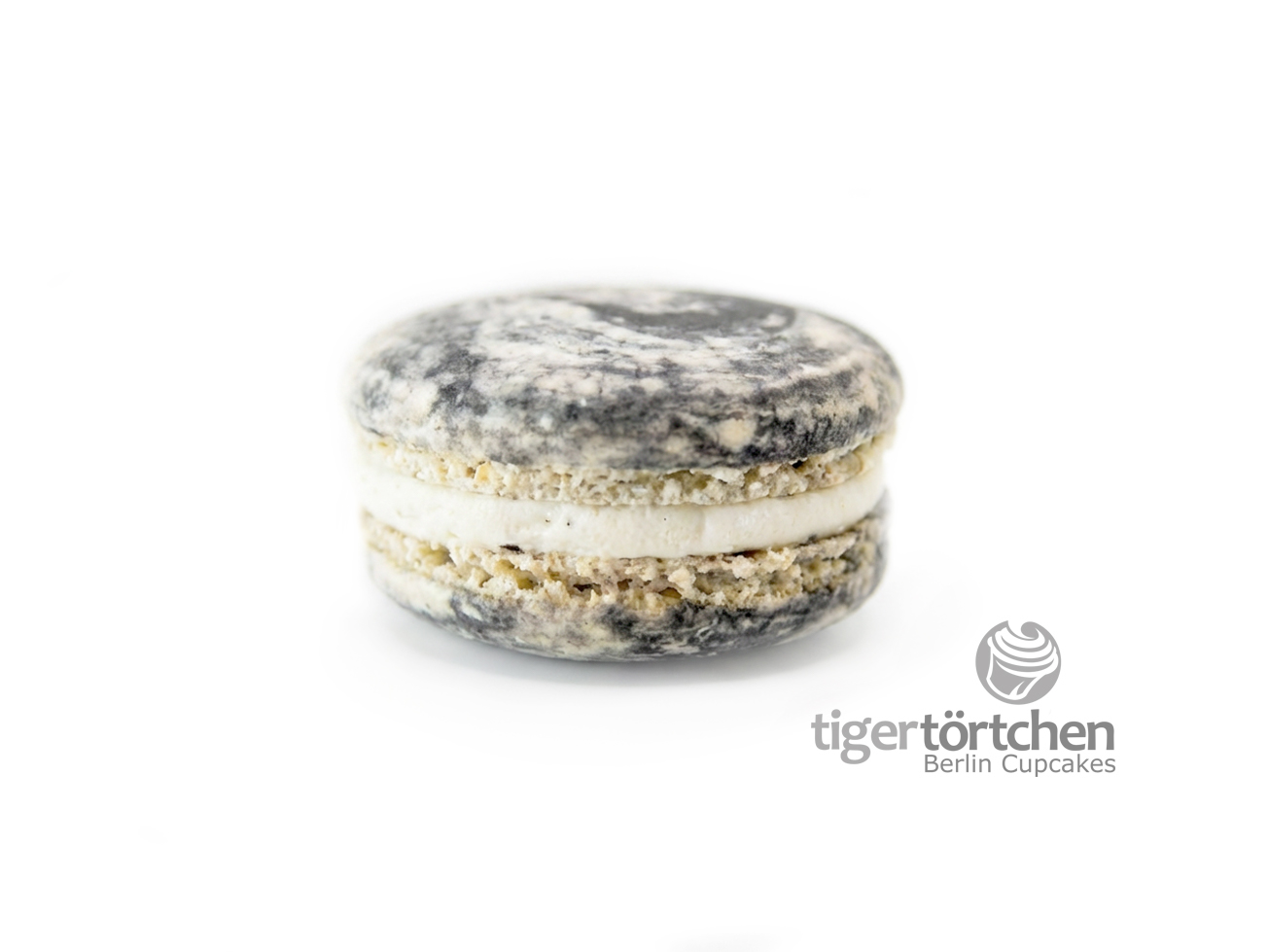 Macaron mit einer Füllung aus Vanille & geröstetem schwarzem Sesam